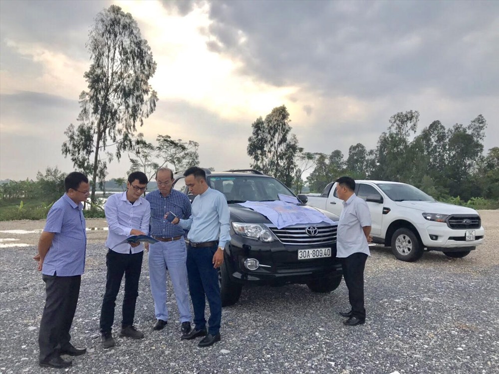 Ông Trương Công Khải - Trưởng Ban quản lý Khu ĐH Nam Cao (thứ 2 từ trái qua)- giới thiệu về quy hoạch Khu