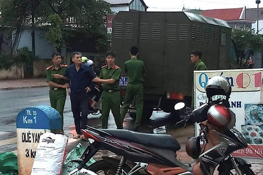 Đối tượng Thủy bị lực lượng chức năng bắt tạm giữ. Ảnh: LX