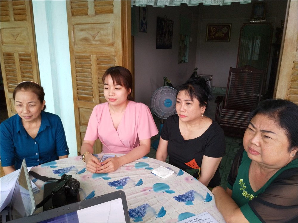 Mẹ, em và các dì của Hồ Duy Hải vui mừng trước diễn biến mới của vụ án. Ảnh: K.Q