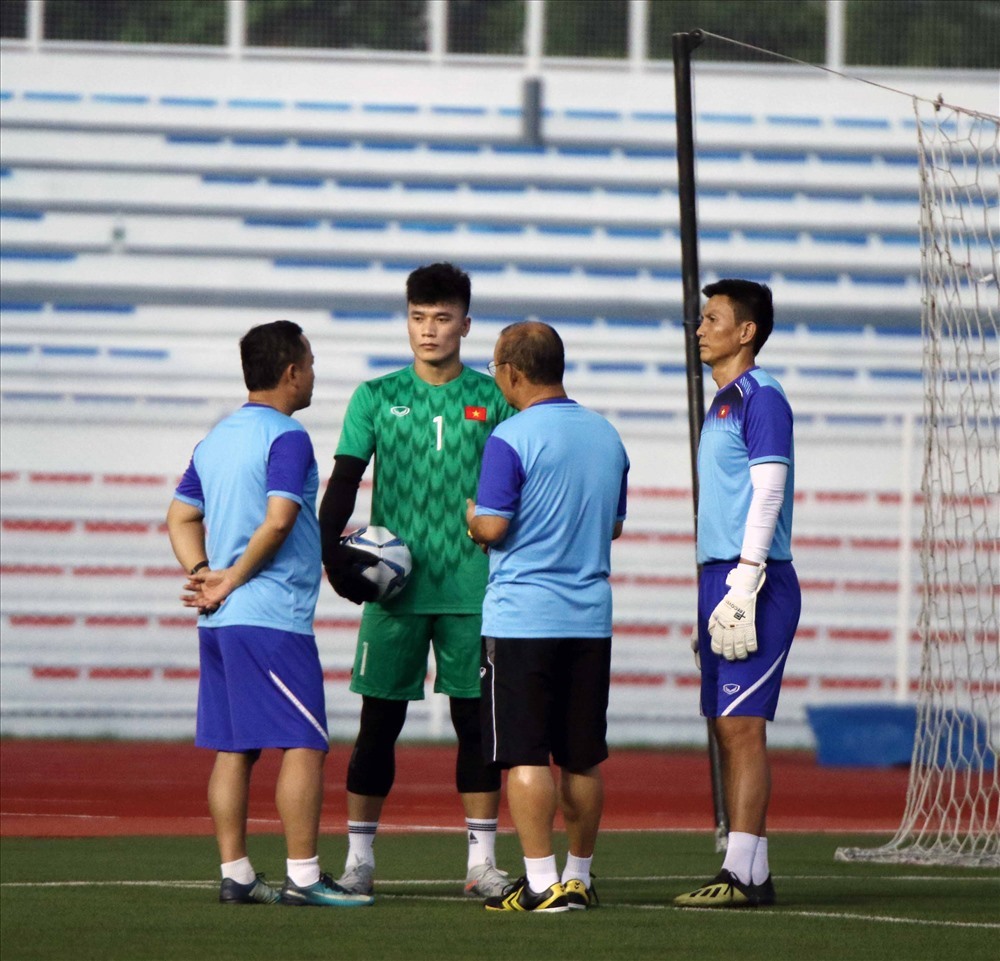 Bùi Tiến Dũng đã phải ngồi dự bị trận đấu với U22 Singapore. Ảnh: VFF