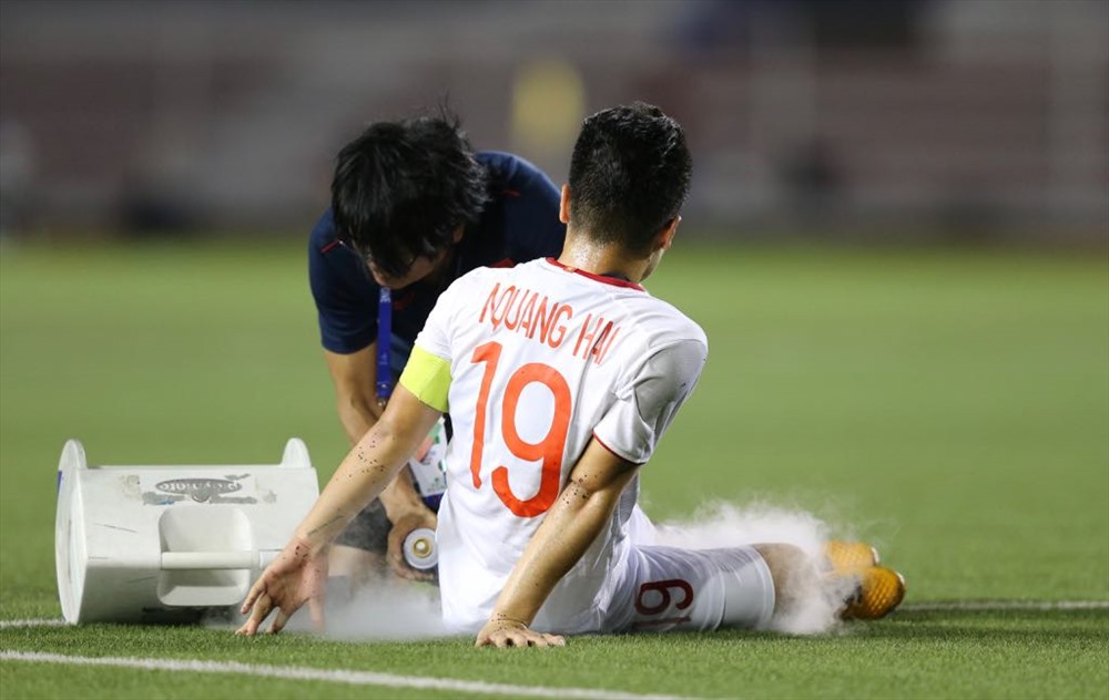 Bác sĩ Choi Ju-young vào sân chăm sóc cho Quang Hải. Ảnh: D.P