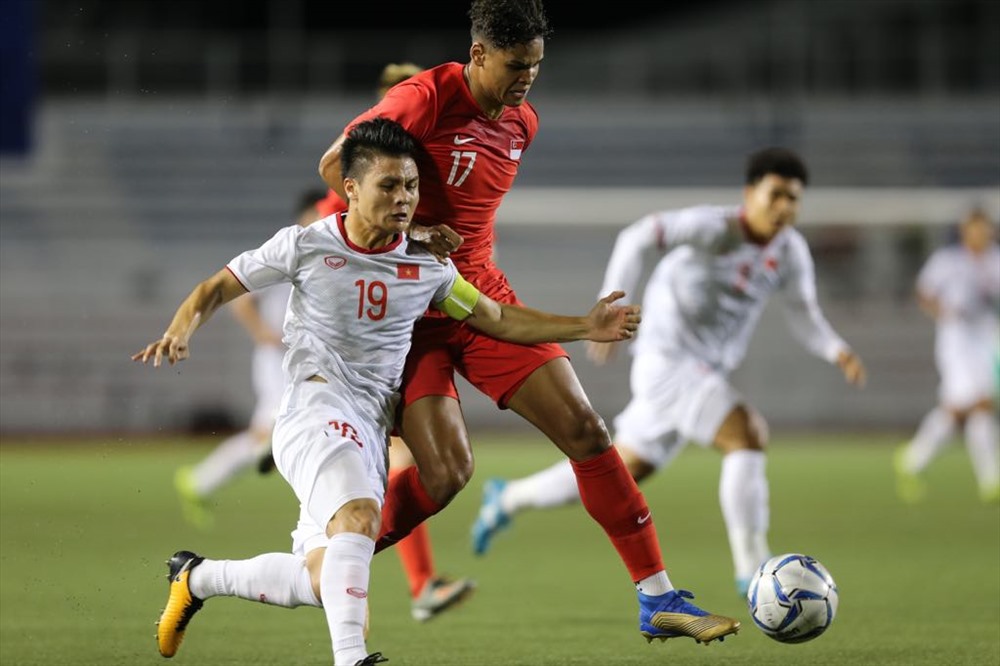 Quang Hải dính chấn thương sau pha va chạm với đội trưởng Irfan bên phía U22 Singapore. Ảnh: D.P