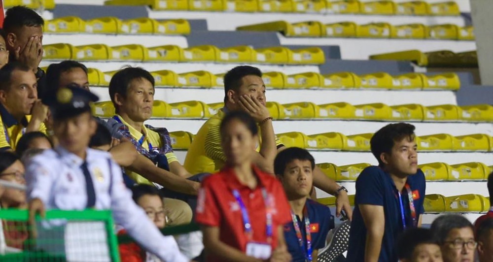HLV Akira Nishino đăm chiêu trên khán đài theo dõi U22 Việt Nam và U22 Singapore thi đấu. Ảnh: D.P