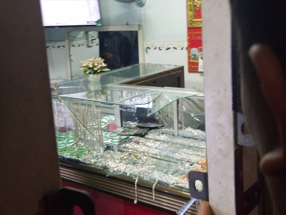 Tủ kín của tiệm vàng bị đập vỡ khiến đối tượng cướp cũng bị thương. Hai vợ chồng chủ tiệm bị thương nặng phải đi cấp cứu. Ảnh: N.T