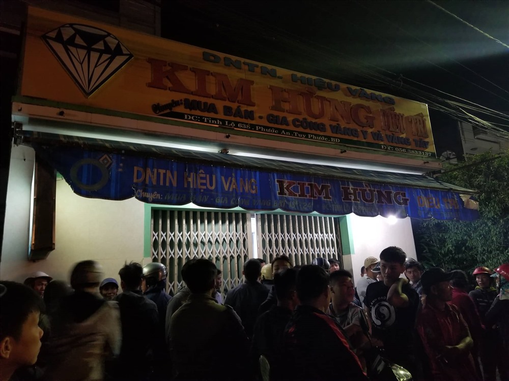 Những người dân sống xung quanh nghe tiếng hét thất thanh liền lao đến hiện trường để hỗ trợ. Ảnh: N.T