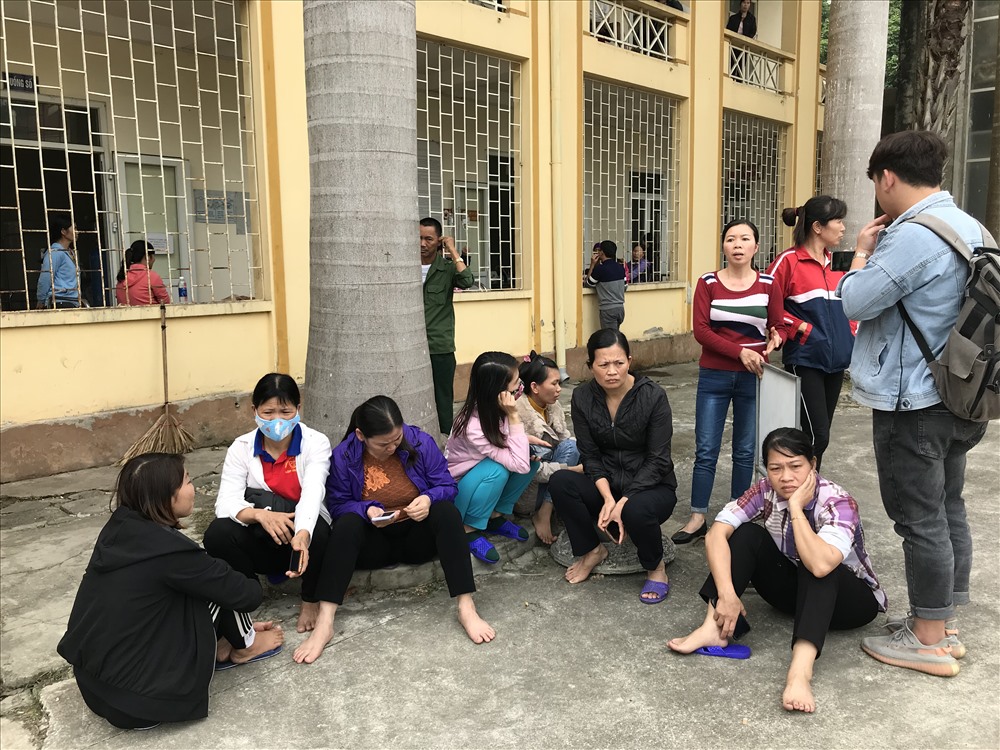 Các nữ công nhân phải điều trị tại cơ sở y tế. Ảnh: Thùy Linh