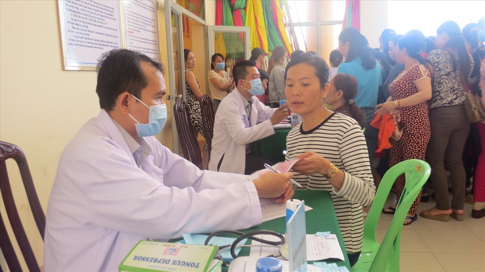 Bác sĩ khám bệnh cho công nhân. Ảnh: Hùng Lưu