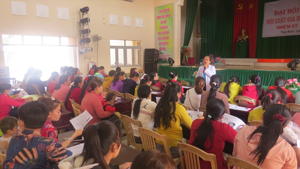 Tư vấn một số kiến thức về sức khỏe sinh sản, các bệnh thường gặp ở nữ công nhân lao động. Ảnh: Hùng Lưu