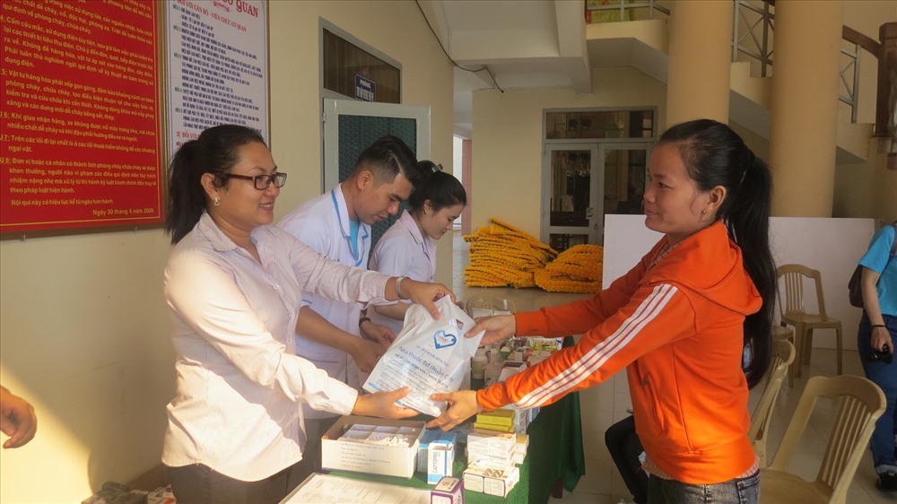 Bà Nguyễn Thị Lệ Châu, Chủ tịch CĐCS Công ty TNHH Tỷ Thạc phát thuốc cho công nhân. Ảnh: Hùng Lưu