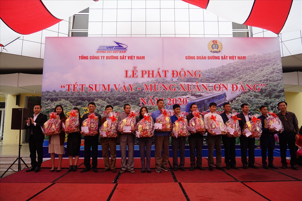 Tặng quà Tết cho cán bộ, công nhân ngành đường sắt. Ảnh: QĐ