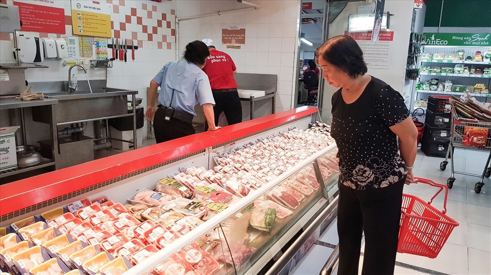 Nhiều người quyết định thay đổi thực đơn cho gia đình vì giá thịt heo tăng cao. Ảnh: Phan Anh