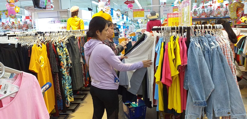 Phòng “thử ảo” sẽ giúp người tiêu dùng không cần phải vào phòng thử để thay đồ mà vẫn biết mình mặc bộ quần áo đó có vừa không. Ảnh: QUỲNH NHƯ