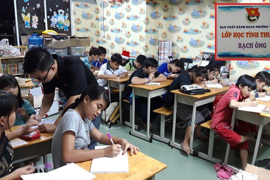 Nhóm tình nguyện mở lớp học tình thương Rạch Ông giúp các em không được đến trường cũng có thể biết chữ. Ảnh TK.