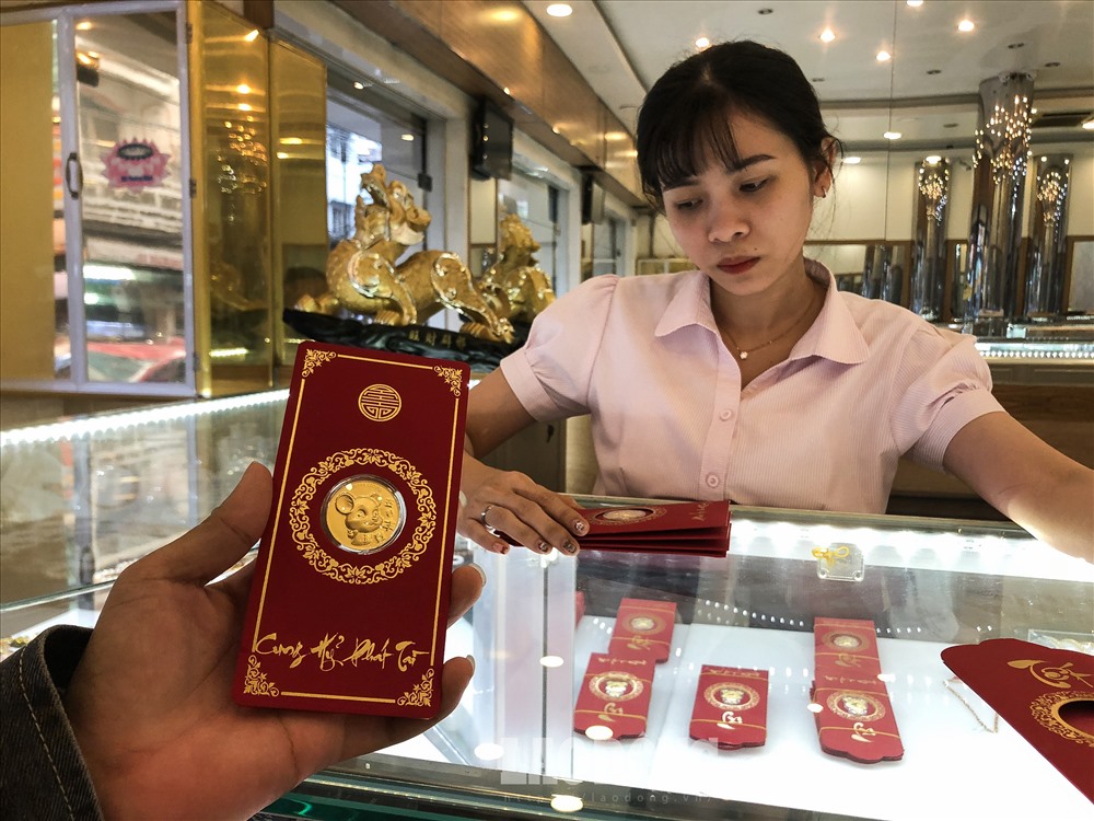 Lì xì vàng hình chuột đang được nhiều người lựa chọn. Ảnh: Hà Phương