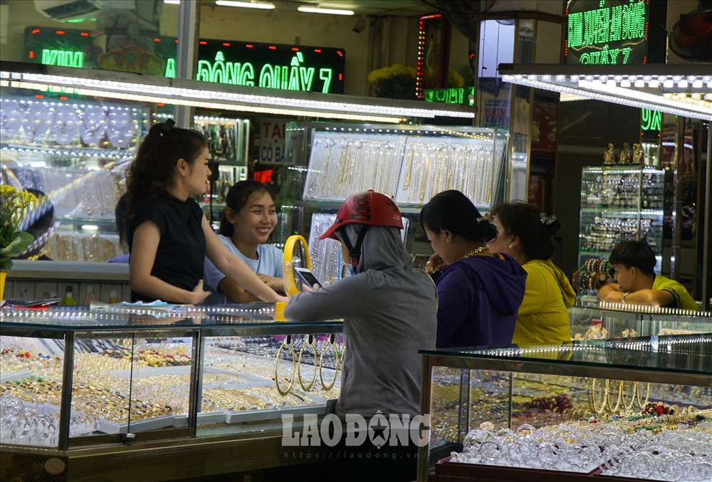 Dù vàng tăng phi mã trong những phiên gần đây, nhiều người vẫn quyết định mua vào. Ảnh: Phan Anh