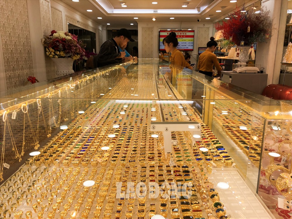 Theo phân tích của các chuyên gia Kitco, năm 2020 dự báo sẽ là một năm nhiều bất ổn, vàng sẽ là nơi trú ẩn an toàn cho dòng tiền. Ảnh: Hà Phương