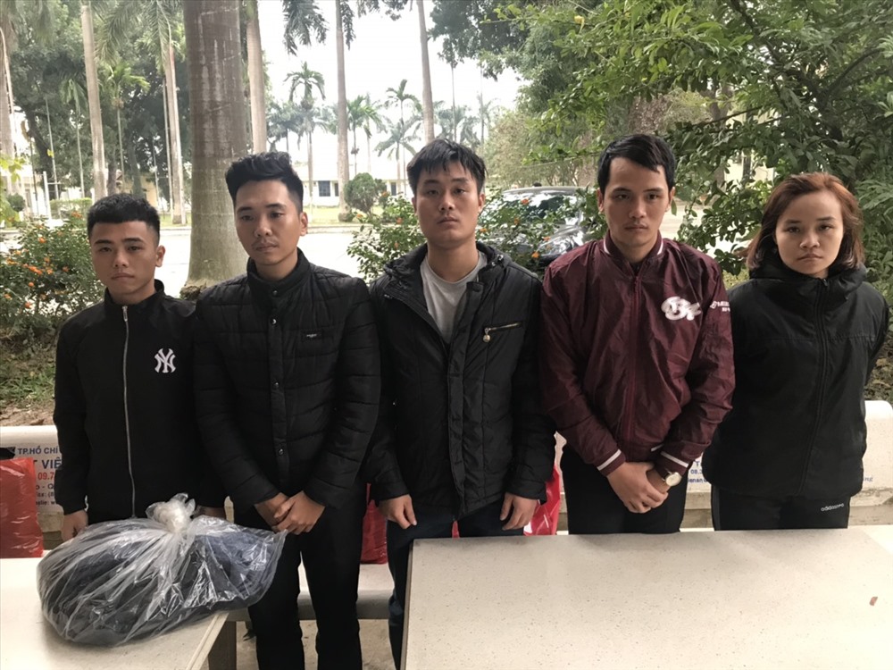 Các nghi can Cường, Huy, Hiệp, Tuyền, Thảo (từ trái qua) tại cơ quan công an.
