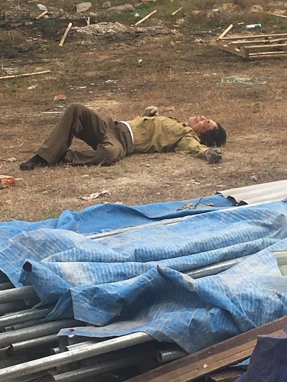 Ông Đỗ Văn Hùng bị nhóm giang hồ quây đánh trọng thương ngay tại vườn nhà.