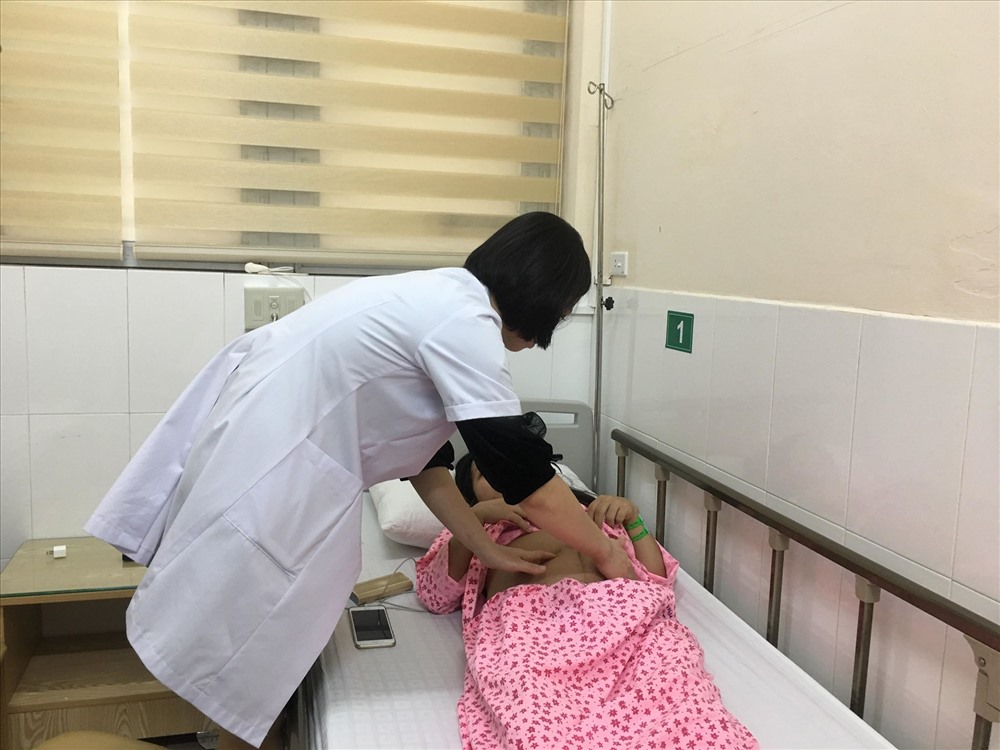 Bác sĩ khám kiểm tra cho sản phụ Linh. Ảnh: Q.H