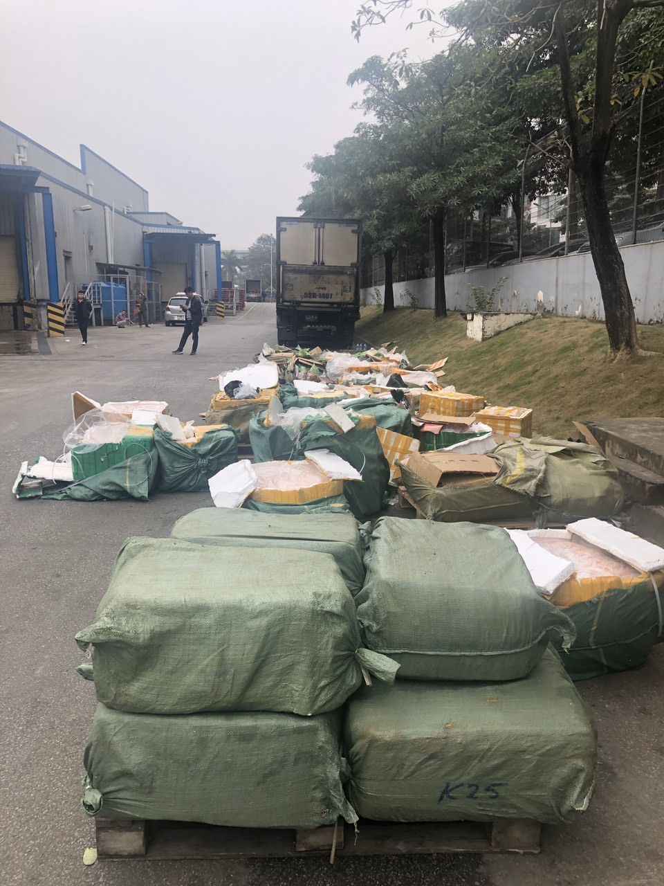 Lực lượng quản lý thị trường phát hiện nhiều thực phẩm không rõ nguồn gốc tại khuôn viên của siêu thị. Ảnh: QLTT