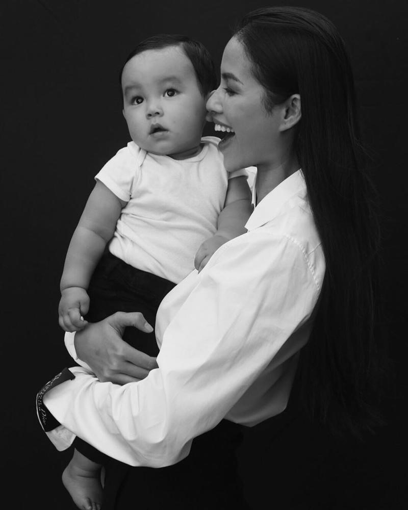 Phạm Hương khoe con trai ngày cuối năm. Ảnh: IG.