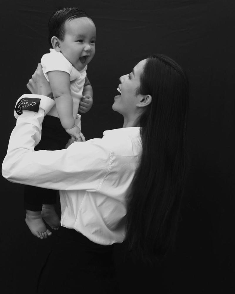 Phạm Hương khoe con trai ngày cuối năm. Ảnh: IG.