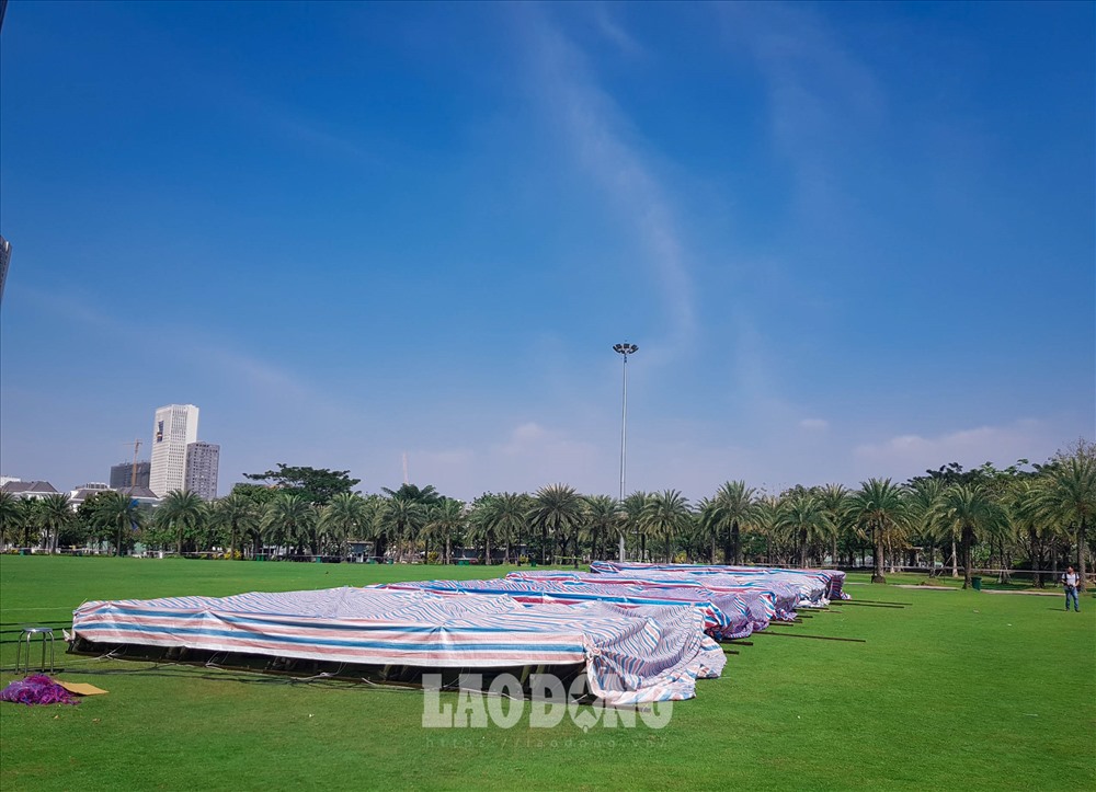 Do nắng nóng, hệ thống dàn pháo được che chắn để đảm bảo màn trình diễn pháo hoa diễn ra suôn sẻ.