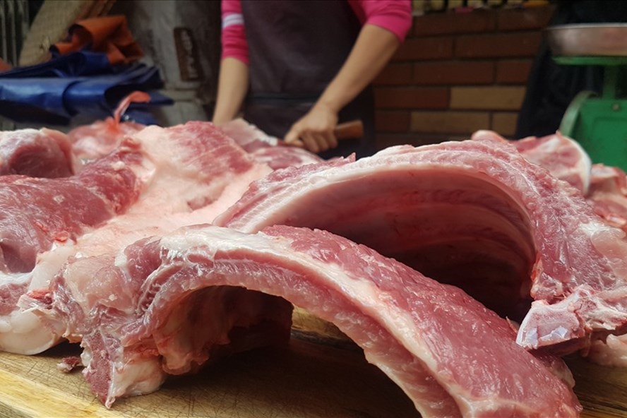 Giá sườn lợn đã giảm từ 10.000-20.000 đồng/kg. Ảnh: Kh.V