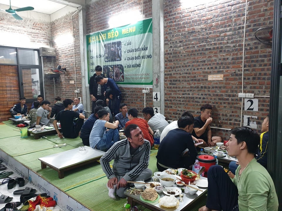 Chủ quán thịt chó trên đường Xuân Phương (quận Nam Từ Liêm) thông báo đã hết hàng lúc 20h.