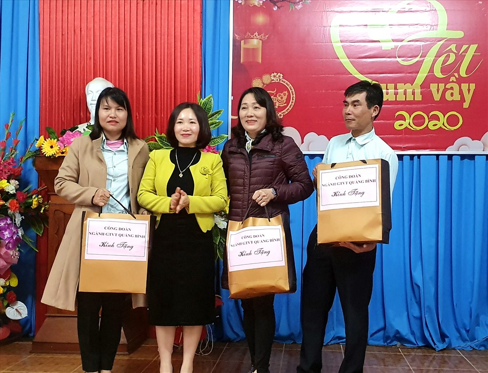 CĐ Ngành GTVT Quảng Bình trao quà cho người lao động nhân dịp “Tết sum vầy” 2020. Ảnh: Lê Phi Long
