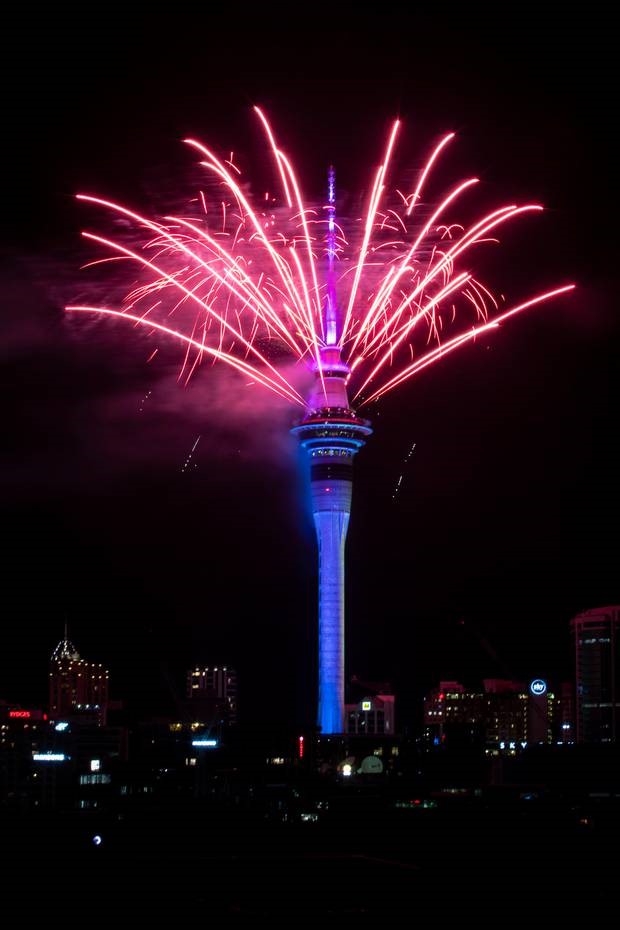 Sky Tower luôn rực sáng trong đêm giao thừa ở Aucland, New Zealand. Ảnh: Jason Oxenham