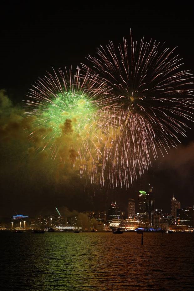 Pháo hoa ở cảng Auckland. Ảnh: Jonny Harrison