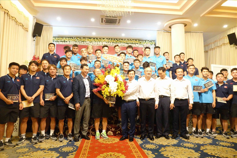 Tập thể đội U23 Việt Nam xúc động với sự động viên kịp thời từ Thủ tướng Chính phủ Nguyễn Xuân Phúc và Bộ trưởng Nguyễn Ngọc Thiện. Ảnh: Nguyễn Đăng.
