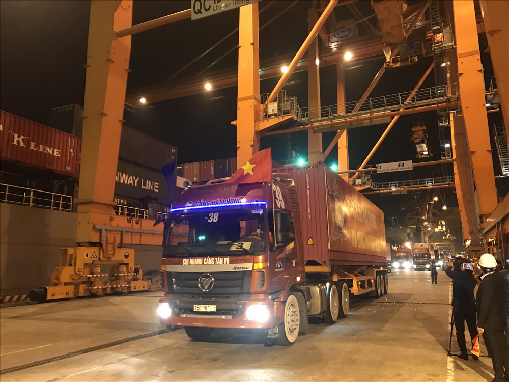 Ngay sau lễ đón mã hàng đầu năm, các lực lượng làm việc ca 0h ngày 1.1.2020 bắt đầu vào vị trí, không khí làm việc sôi động, khẩn trương ngay trong ngày đầu tiên năm 2020. Ảnh Mai Dung