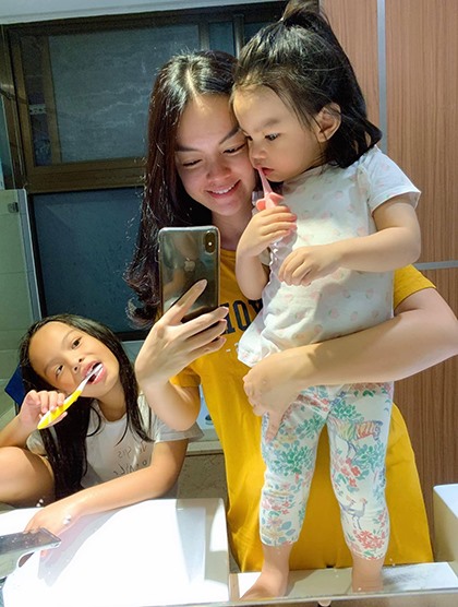 Phạm Quỳnh Anh bên các con. Ảnh: FB