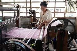 Hồi sinh làng nghề dệt choàng 100 tuổi độc đáo ở Long Khánh A