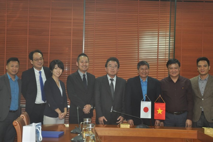 Phó Chủ tịch Thường trực Tổng LĐLĐVN Trần Thanh Hải chụp ảnh lưu niệm với Đoàn đại biểu Liên hiệp toàn quốc các Công đoàn Nhật Bản.