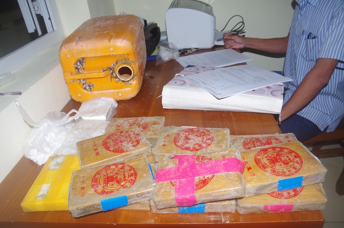 Hàng chục bánh heroin trôi vào bờ biển Quảng Nam. Ảnh: CTV