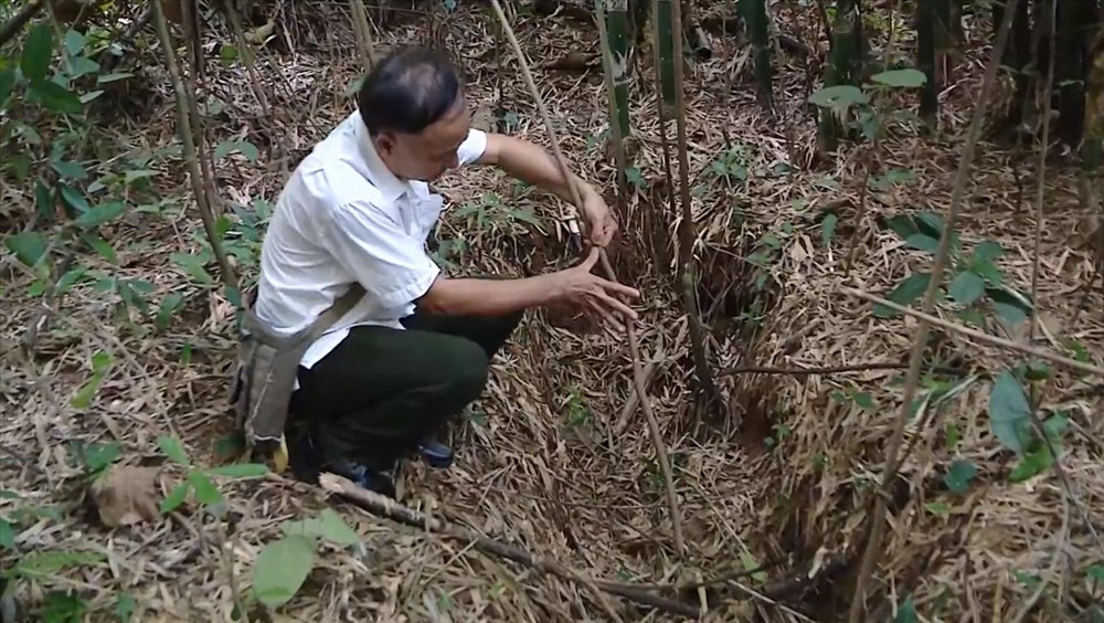 Ông Tính đã đưa cán bộ và nhà báo ra tận nghĩa trang, đo các phần mộ sau khi “cất bốc“, hố tìm được cốt rất sâu, hố không được cốt rất nông. Nhiều khả năng, xương cốt các liệt sỹ vẫn nằm nguyên tại vị trí từ lần cất bốc trước!
