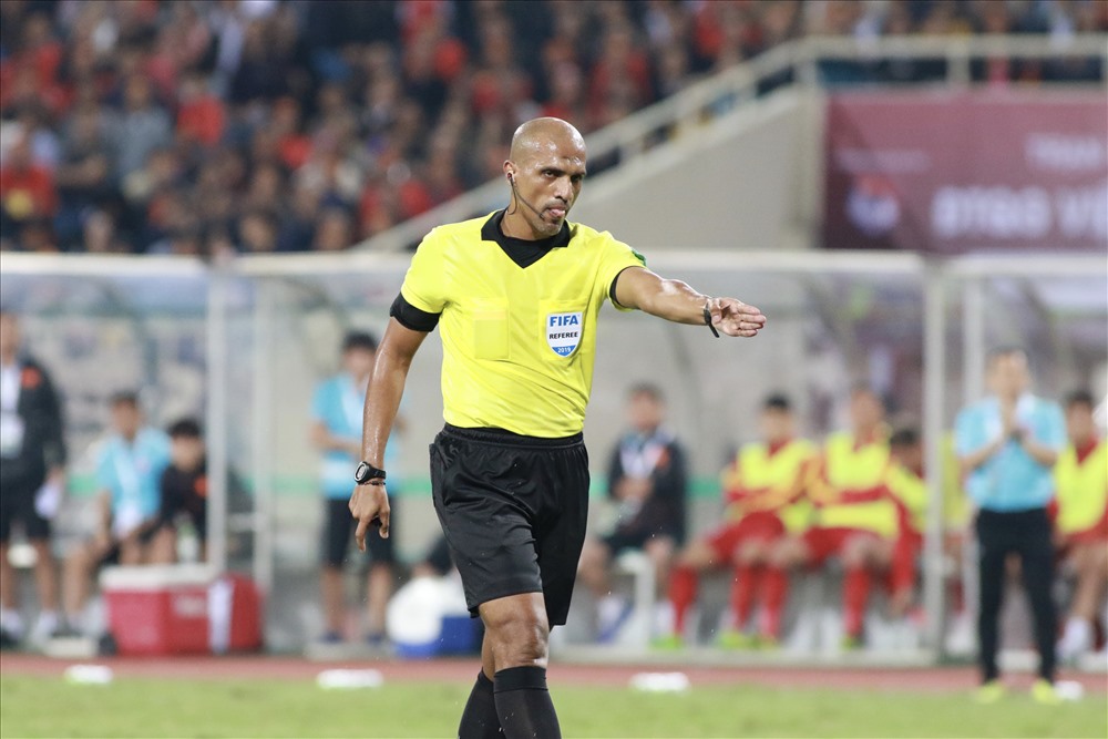 Cả 2 quyết định của trọng tài Ahmed Al-Kaf trong trận Việt Nam - Thái Lan ở Mỹ Đình đều không có lợi cho thầy trò ông Park. Ảnh: H.A