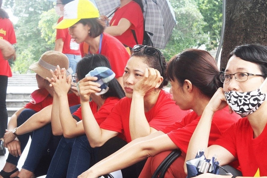 Giáo viên hợp đồng chờ ở trụ sở tiếp công dân để gửi tâm tư, nguyện vọng đến lãnh đạo Hà Nội. Ảnh: Huyền Trần