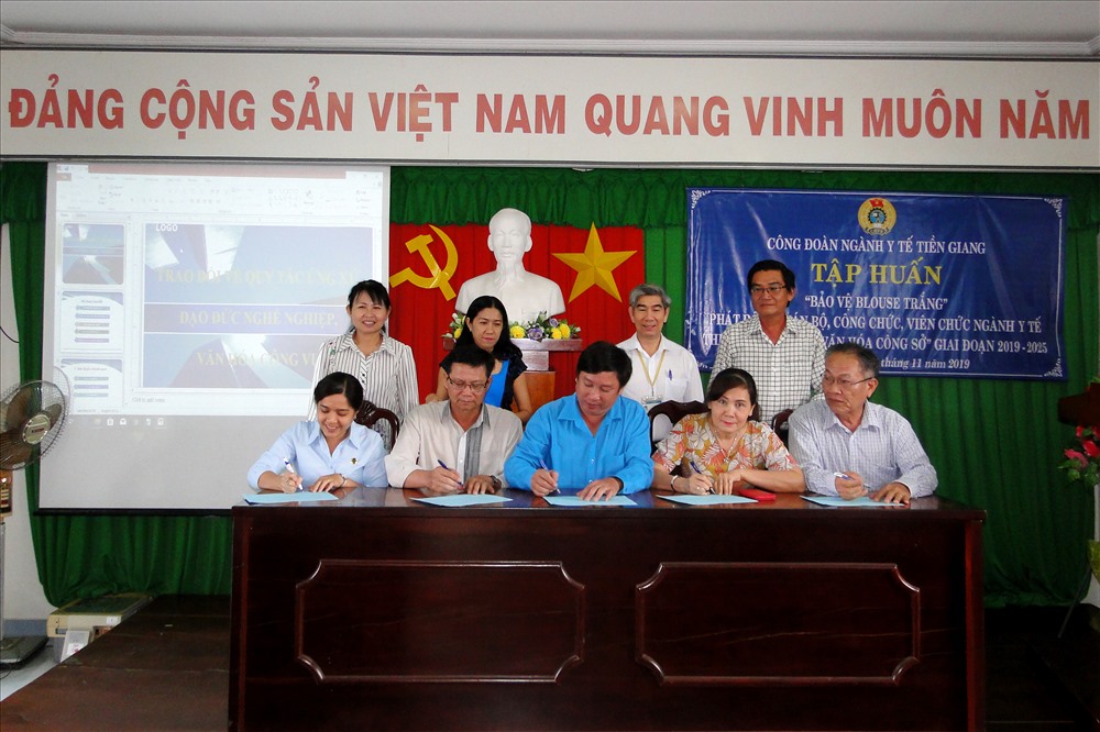 Ký kết thi đua giữa Công đoàn ngành Y tế và các CĐCS tại lớp tập huấn. Ảnh: CTV
