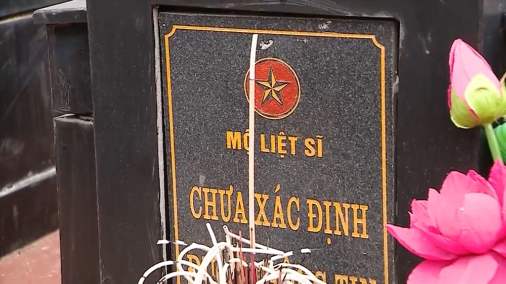 Mộ liệt sĩ toàn đất đá tại nghĩa trang Bạch Thông. Ảnh: Tâm Am