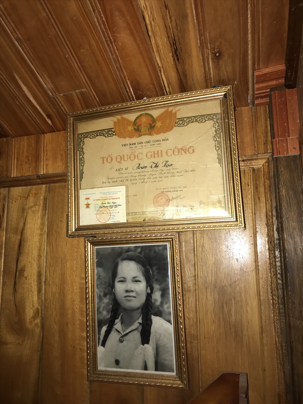 Di ảnh và Bằng Tổ quốc ghi công của liệt sĩ Đoàn Thị Nga, đang thờ phụng tại nhà ông Đoàn. Ảnh: Tâm Am