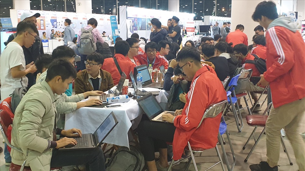 Giới trẻ hào hứng tham gia hội chợ trong khuôn khổ Techfest Việt Nam 2019 tại Hạ Long. Ảnh: Nguyễn Hùng