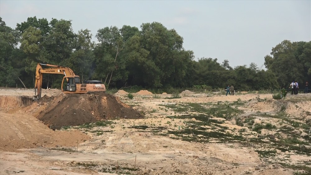 Khu vực này đang được san lấp thực hiện công trình xây dựng. Ảnh: ĐT