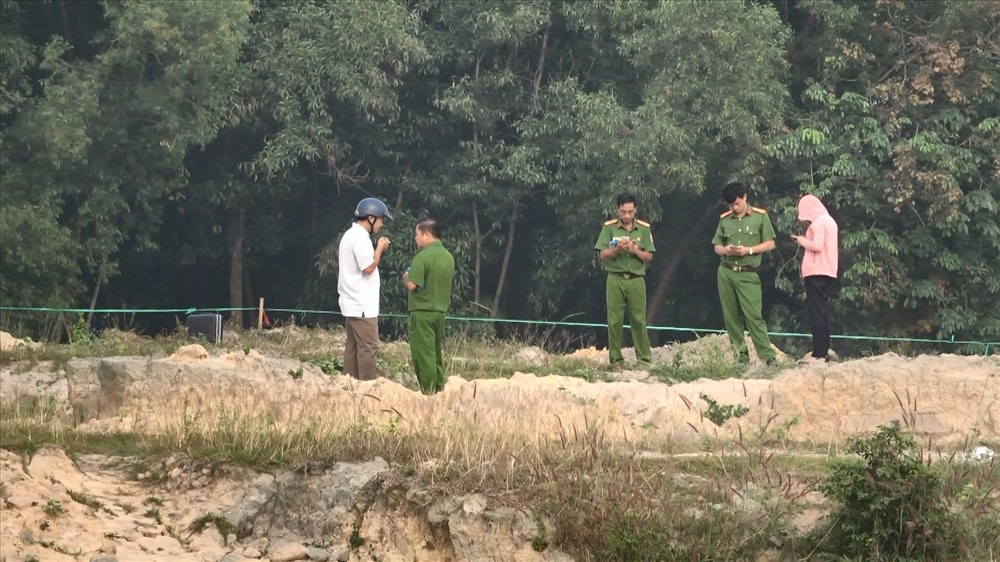 Công an khám nghiệm hiện trường. Ảnh: ĐT