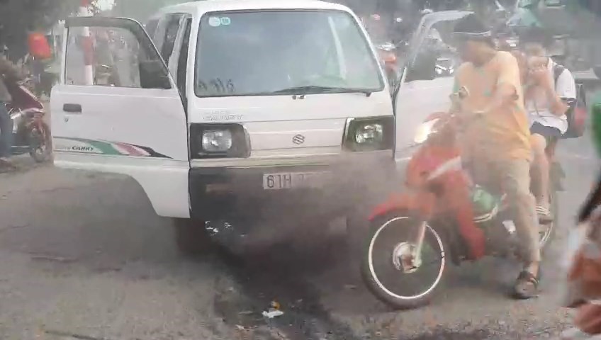Xe chở 10 học sinh bốc khói mù mịt trên đường đến trường. Ảnh: ĐT