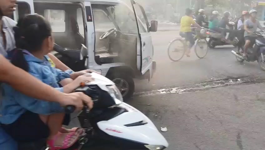 Bình Dương và Đồng Nai là hai tỉnh có đông phụ huynh là công nhân, lao động phải thuê xe ô tô đưa đón con tới trường. Ảnh: ĐT