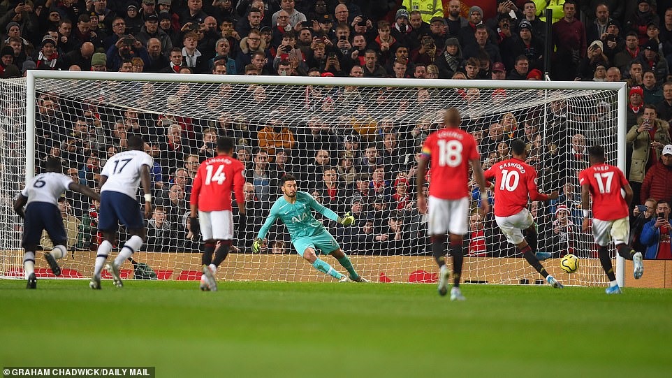 Rashford hoàn tất cú đúp. Ảnh: Getty, PA & Daily Mail.